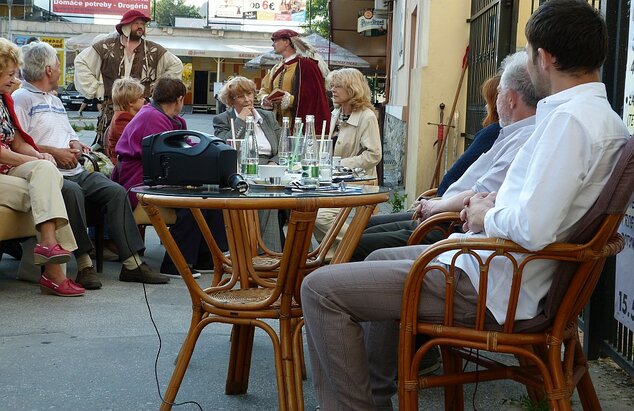 Noc literatúry v Trenčíne: čítanie na netradičných miestach - pešia zóna pred knižnicou na Jaselskej